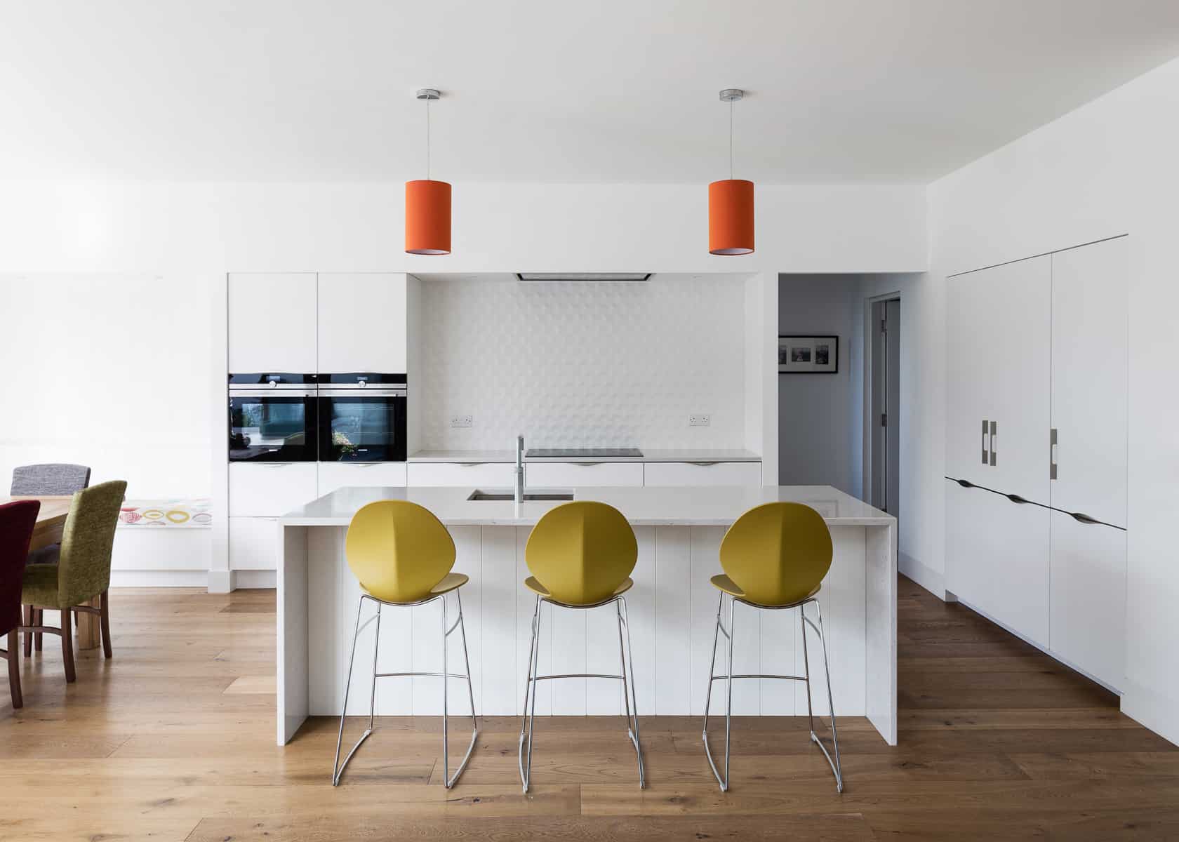 White modern kitchen with island in Terenue
