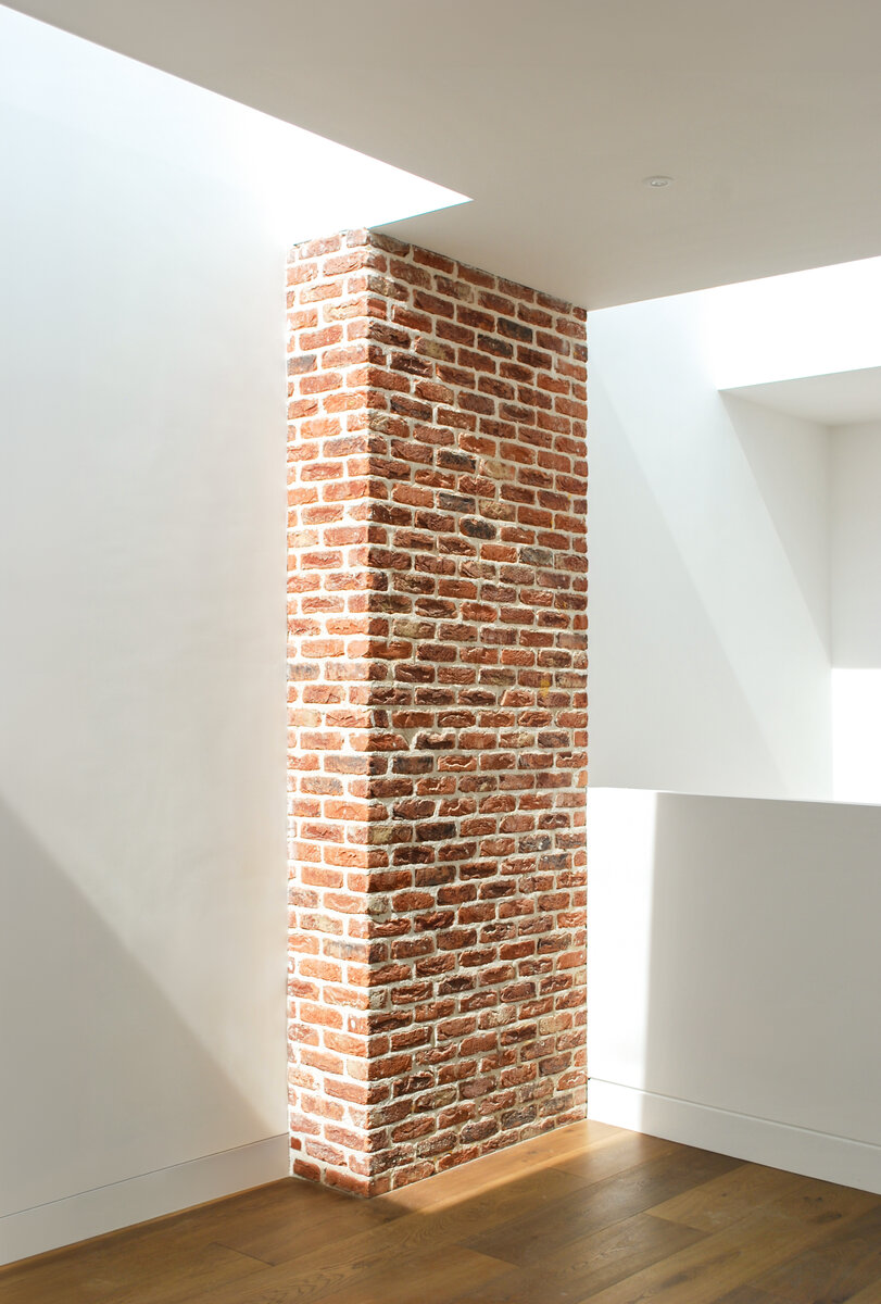 The brick piers feature highly textured brickwork which is animated by daylight