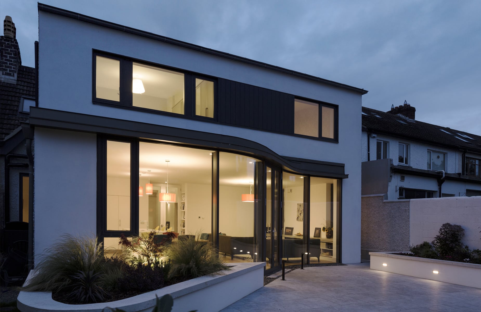 Immerse yourself in the elegance of a modern dwelling in Dublin, designed by architects, complete with a patio and a curved glazed screen, offering a seamless connection to the outdoors